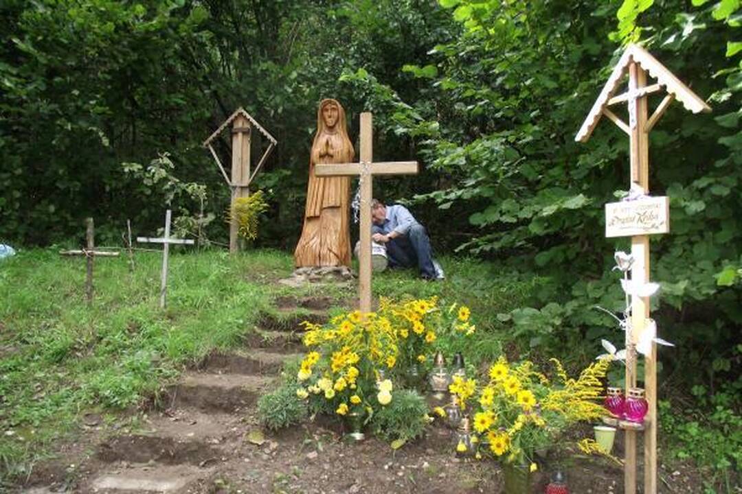 D.Kedžio kūno radimo vietoje pastatyta skulptūra
