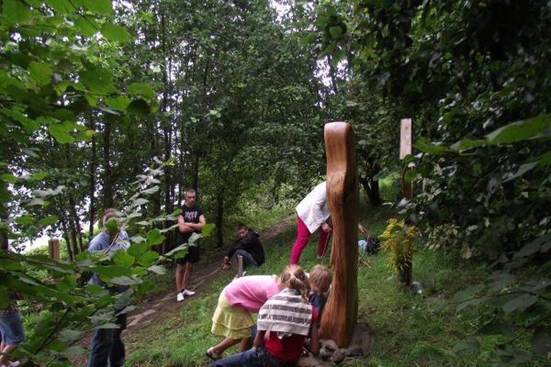 D.Kedžio kūno radimo vietoje pastatyta skulptūra