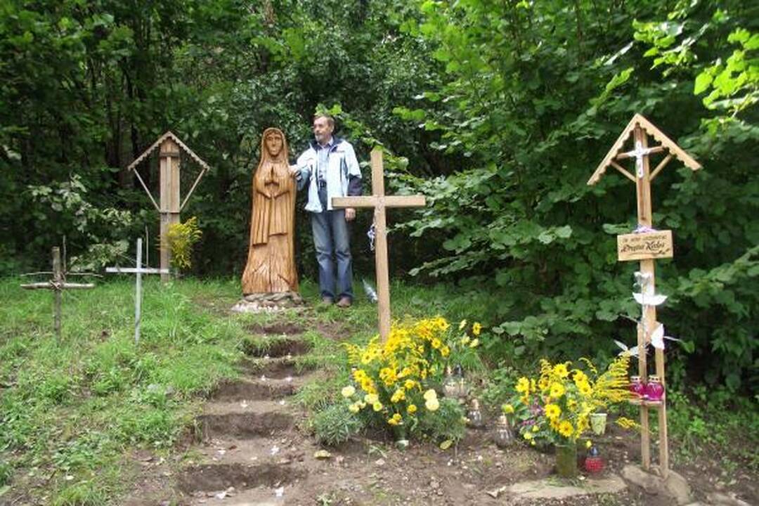 D.Kedžio kūno radimo vietoje pastatyta skulptūra