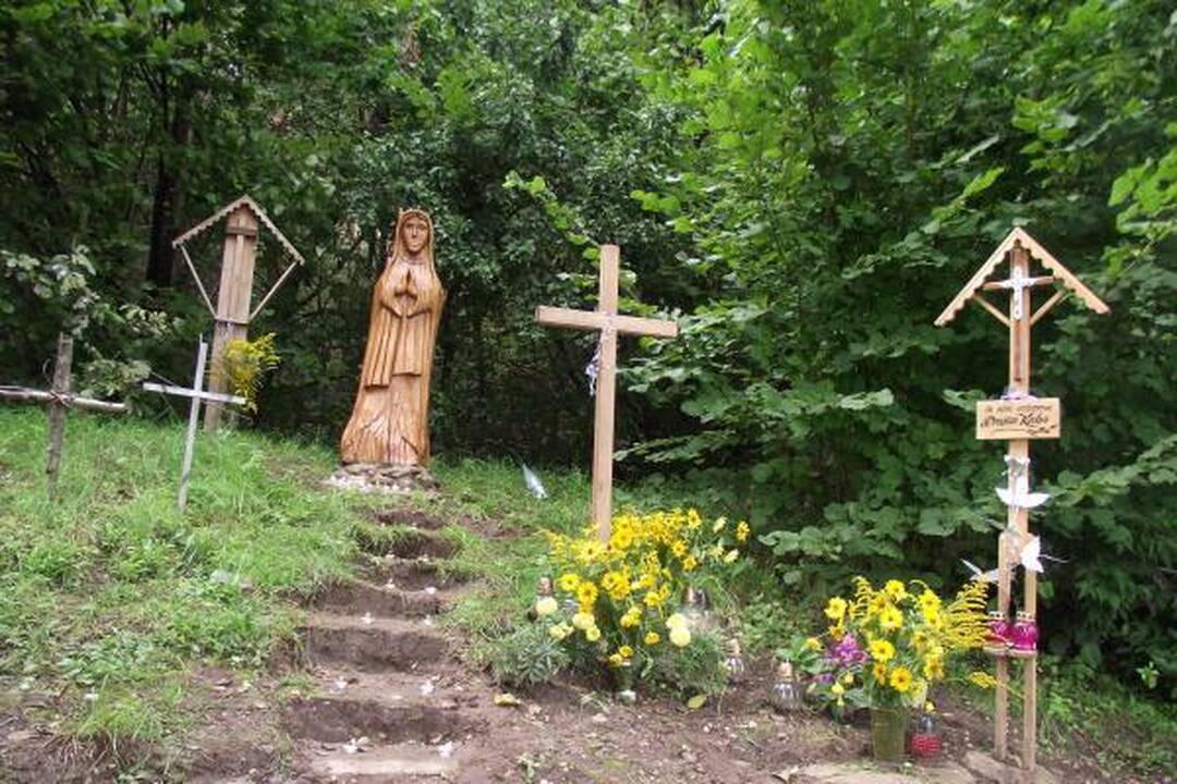 D.Kedžio kūno radimo vietoje pastatyta skulptūra