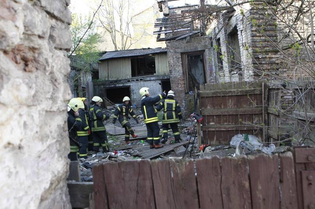 Plačiojoje g. įgriuvo dviaukščio namo stogas 