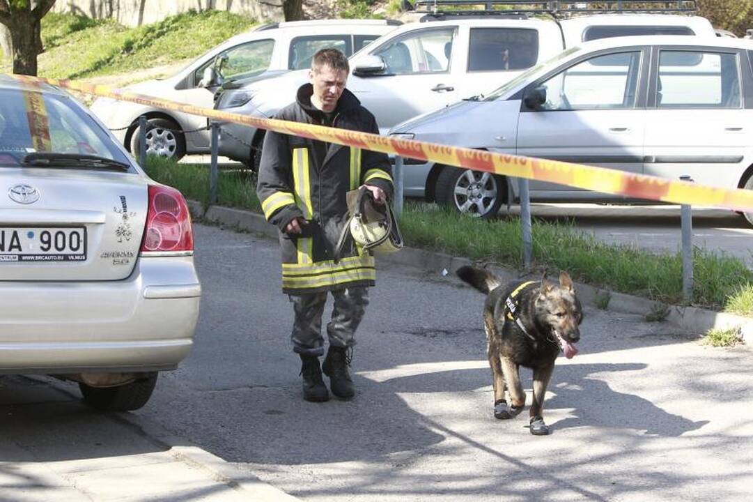 Plačiojoje g. įgriuvo dviaukščio namo stogas 