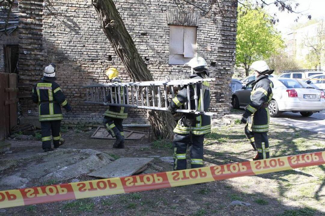 Plačiojoje g. įgriuvo dviaukščio namo stogas 