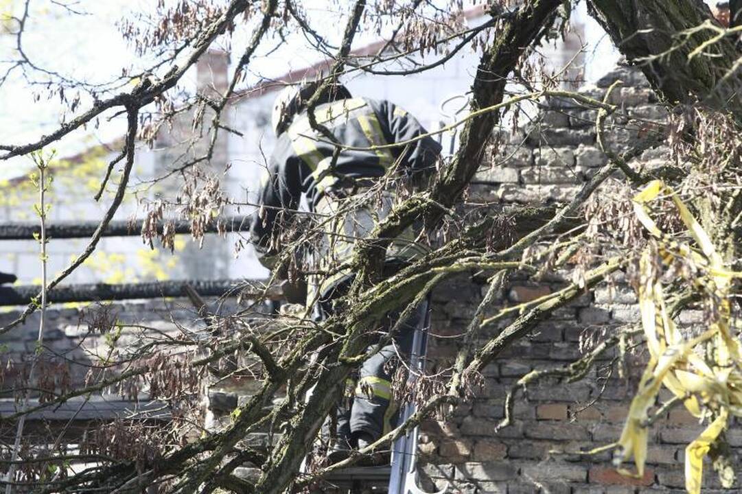 Plačiojoje g. įgriuvo dviaukščio namo stogas 