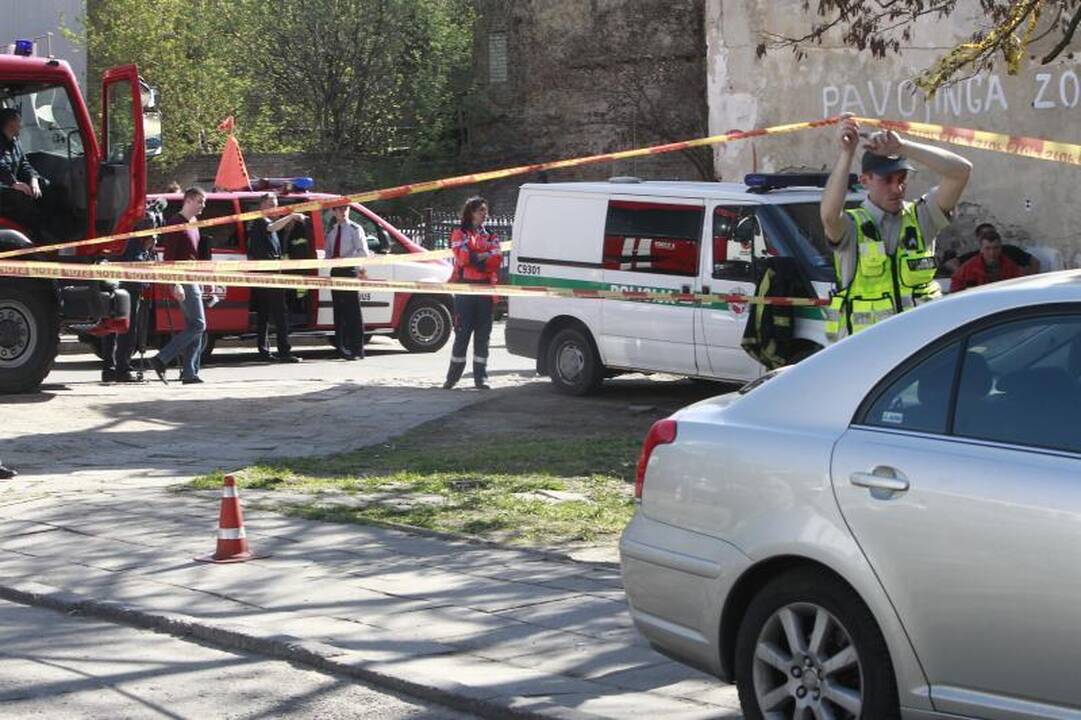 Plačiojoje g. įgriuvo dviaukščio namo stogas 