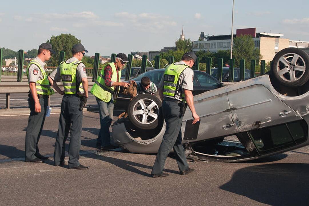 Vilniuje ant tilto apvirto automobilis „VW Golf“