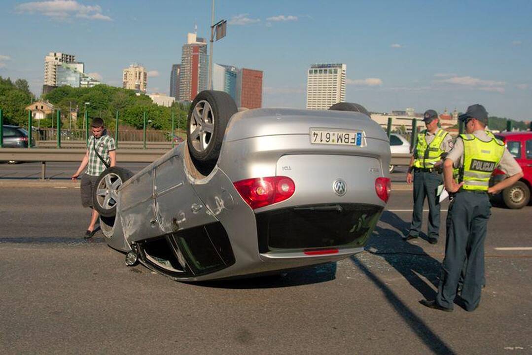 Vilniuje ant tilto apvirto automobilis „VW Golf“