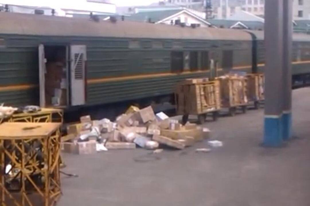 Traukinio keleivis užfiksavo, kaip (ne)atsakingai paskirstomos siuntos