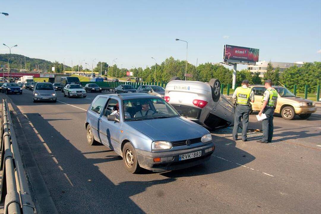 Vilniuje ant tilto apvirto automobilis „VW Golf“