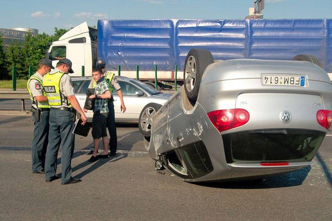 Vilniuje ant tilto apvirto automobilis „VW Golf“
