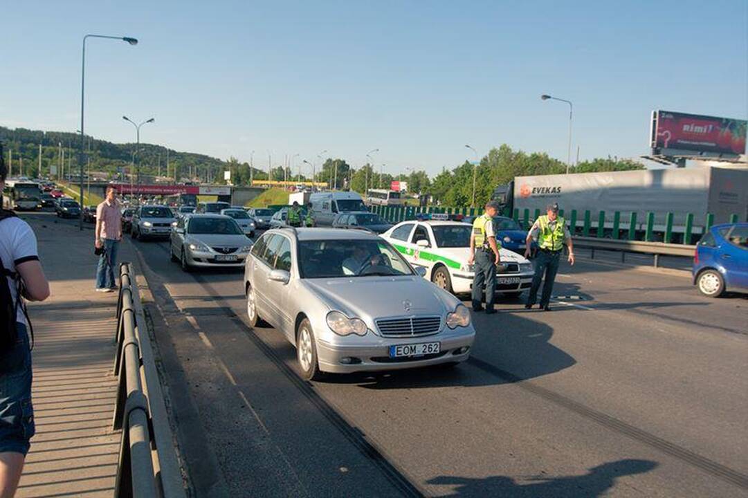 Vilniuje ant tilto apvirto automobilis „VW Golf“