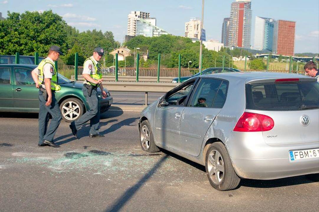Vilniuje ant tilto apvirto automobilis „VW Golf“
