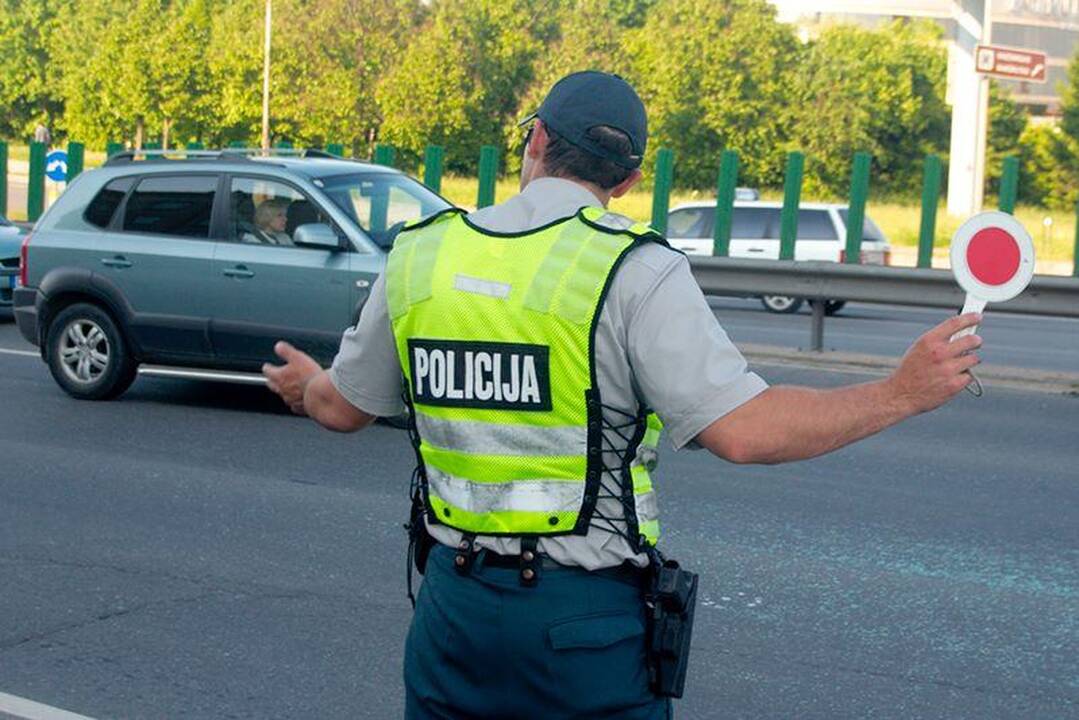 Vilniuje ant tilto apvirto automobilis „VW Golf“