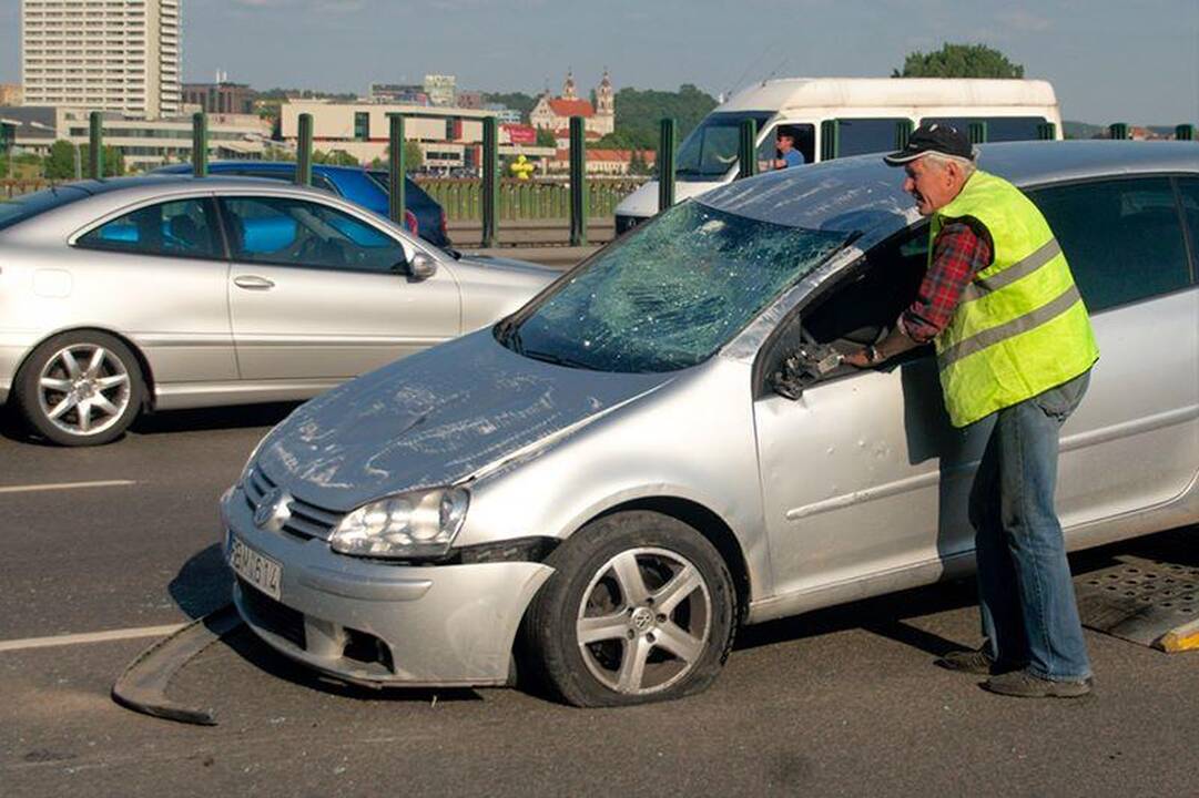 Vilniuje ant tilto apvirto automobilis „VW Golf“