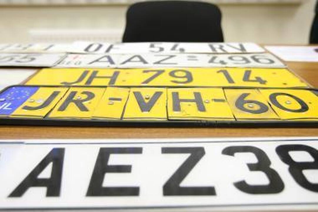 Ant vilkiko puspriekabės – kitos mašinos numeris