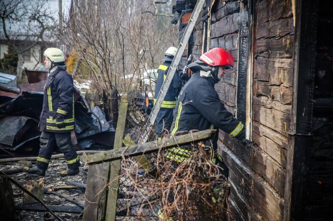 Gaisras Žiegždriuose: supleškėjo namas, senukas apdegė veidą