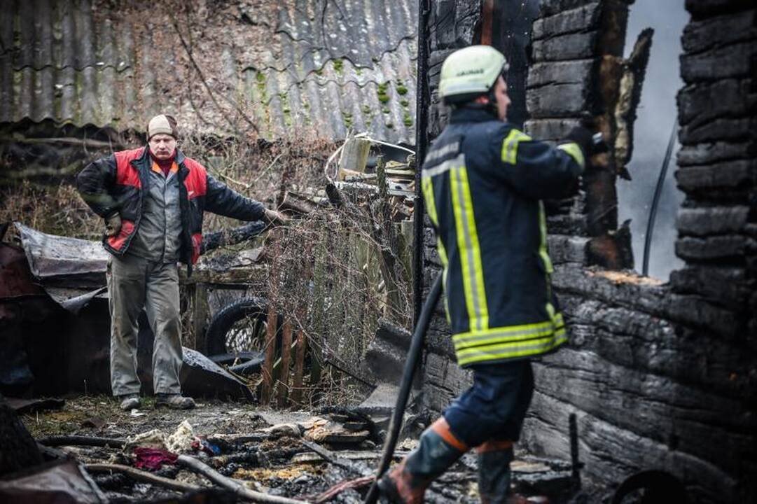 Gaisras Žiegždriuose: supleškėjo namas, senukas apdegė veidą