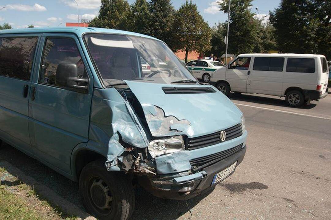 Sąmonę praradęs vairuotojas Šeškinėje taranavo automobilį