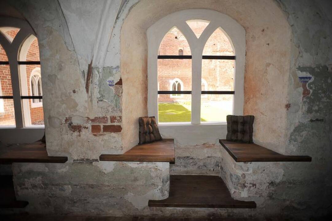 Vienuolyne nakvoja ne tik       vienuoliai