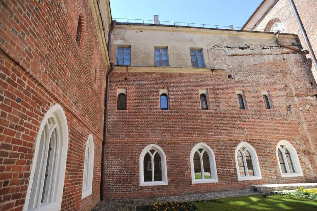 Vienuolyne nakvoja ne tik       vienuoliai