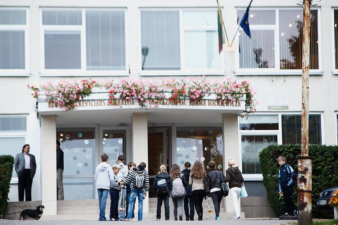 Mokytojų diena - auklėtinių gėlės ir sveikinimai