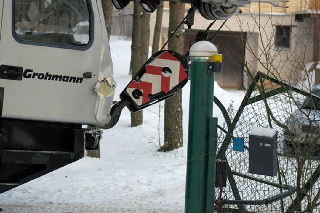 Vilniaus soduose nuslydęs kranas nuvertė dvejus vartus ir sulaužė stulpą