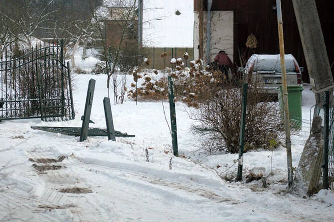Vilniaus soduose nuslydęs kranas nuvertė dvejus vartus ir sulaužė stulpą