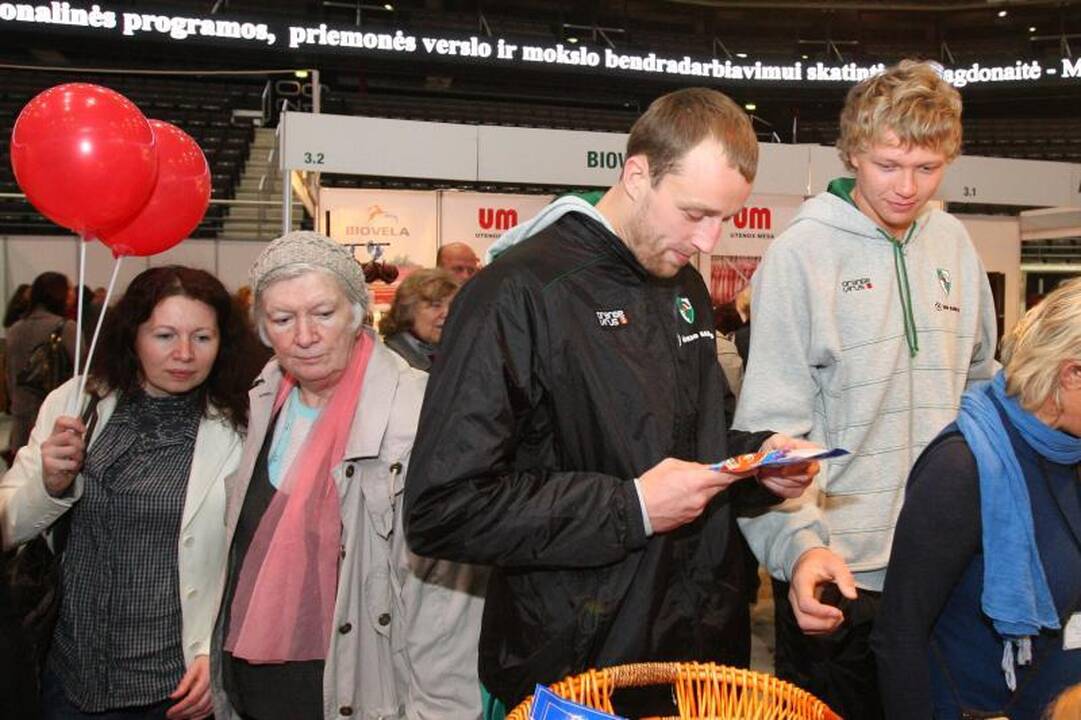 „Žalgirio“ arenoje žalgiriečiai kirto lietuvišką dešrą