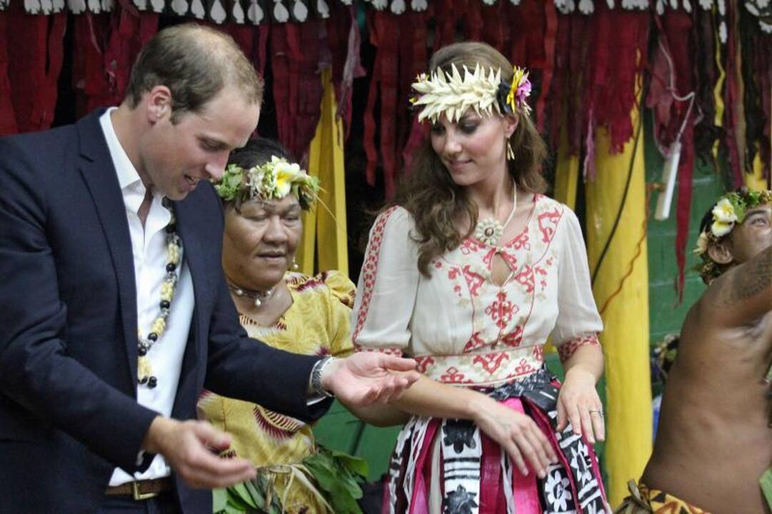 Karališkoji pora Kate ir Williamas iškilmingai išlydėti namo