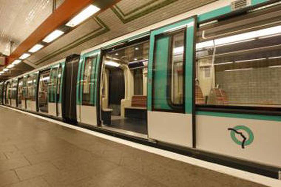 Raganos skrybėlė Londone sustabdė keturis metro traukinius