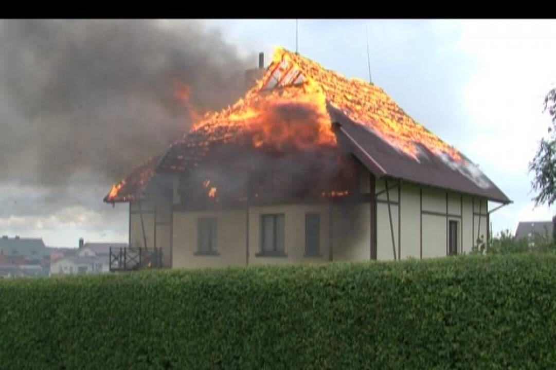 Tauralaukyje dėl žaibo sudegė gyvenamasis namas (papildyta foto)