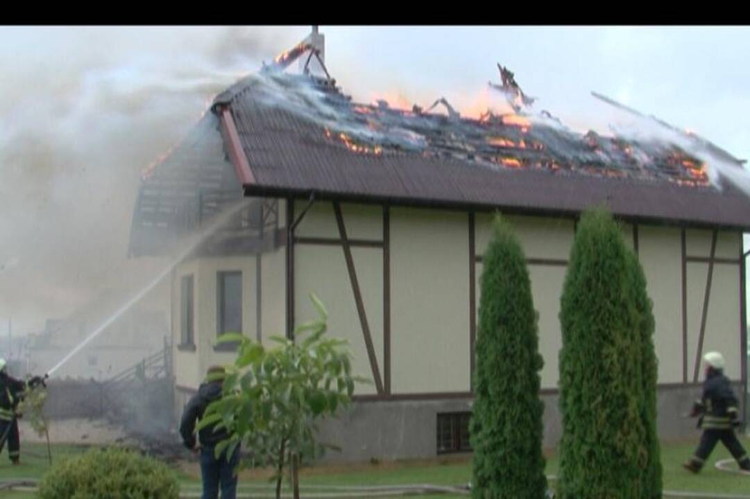 Tauralaukyje dėl žaibo sudegė gyvenamasis namas (papildyta foto)