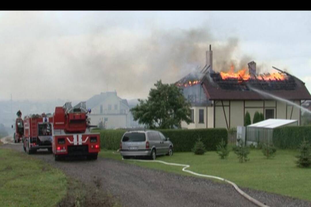 Tauralaukyje dėl žaibo sudegė gyvenamasis namas (papildyta foto)