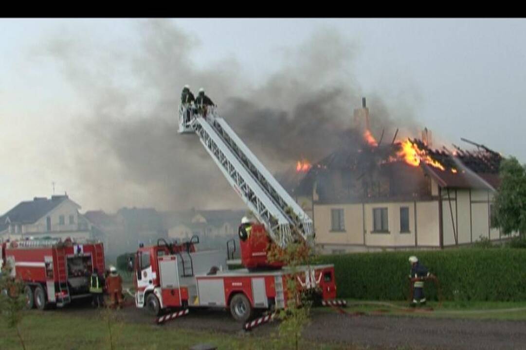 Tauralaukyje dėl žaibo sudegė gyvenamasis namas (papildyta foto)