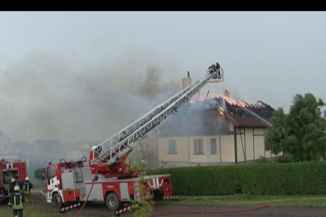 Tauralaukyje dėl žaibo sudegė gyvenamasis namas (papildyta foto)