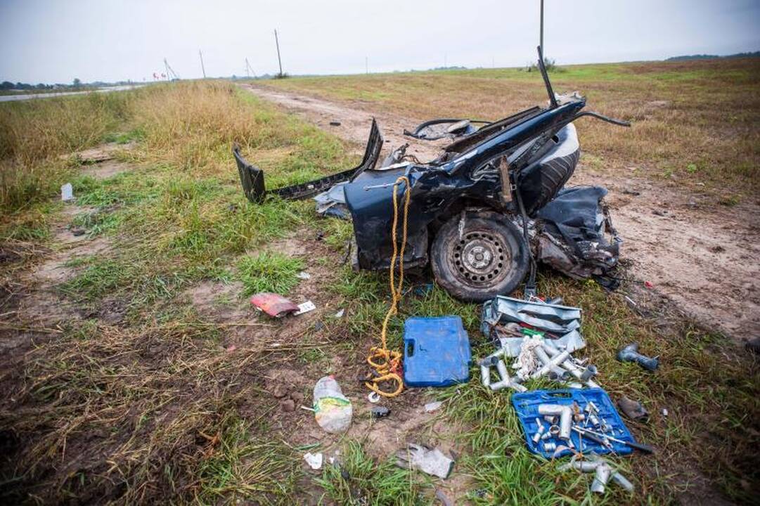 Iš sumaitotos mašinos ištrauktos 23 metų merginos būklė sunki