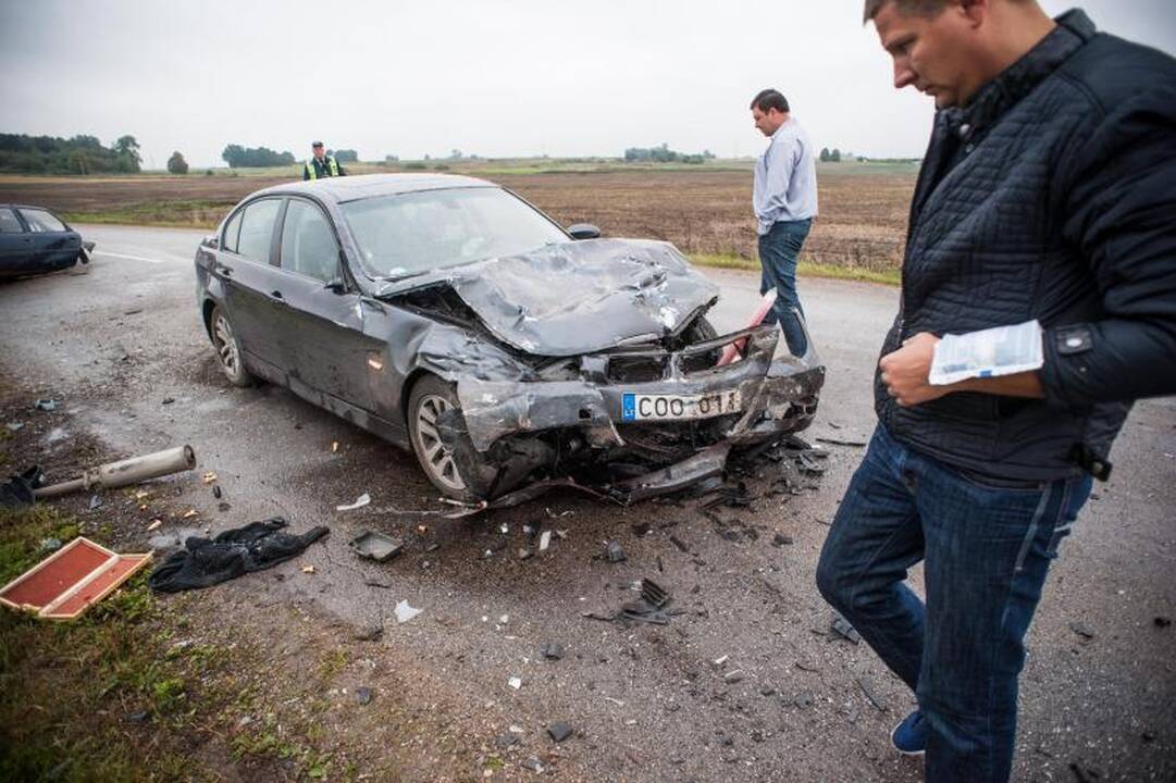 Iš sumaitotos mašinos ištrauktos 23 metų merginos būklė sunki