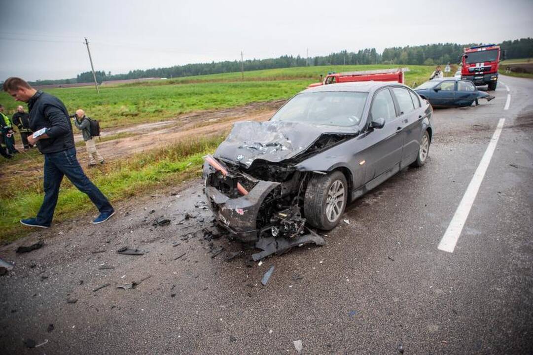 Iš sumaitotos mašinos ištrauktos 23 metų merginos būklė sunki