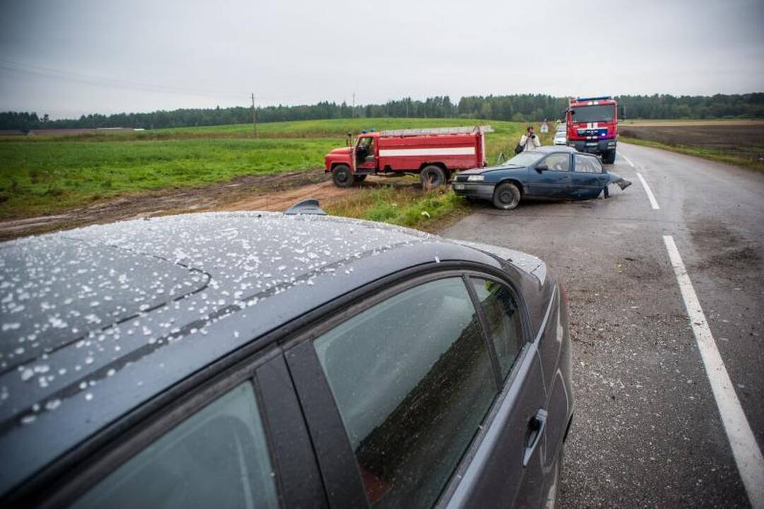 Iš sumaitotos mašinos ištrauktos 23 metų merginos būklė sunki