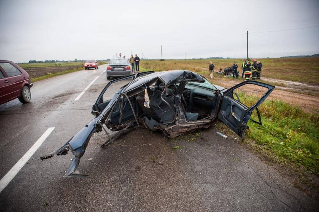 Iš sumaitotos mašinos ištrauktos 23 metų merginos būklė sunki