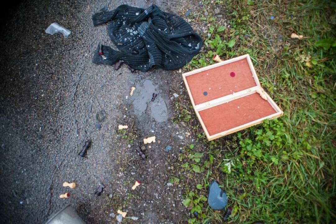 Iš sumaitotos mašinos ištrauktos 23 metų merginos būklė sunki