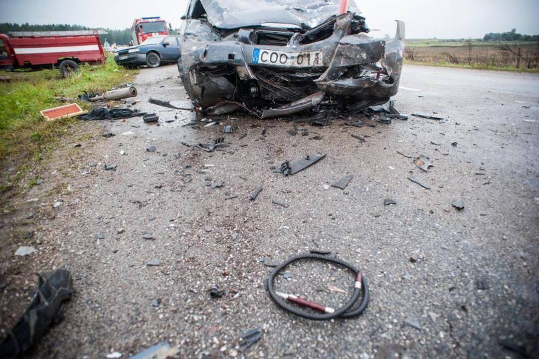 Iš sumaitotos mašinos ištrauktos 23 metų merginos būklė sunki