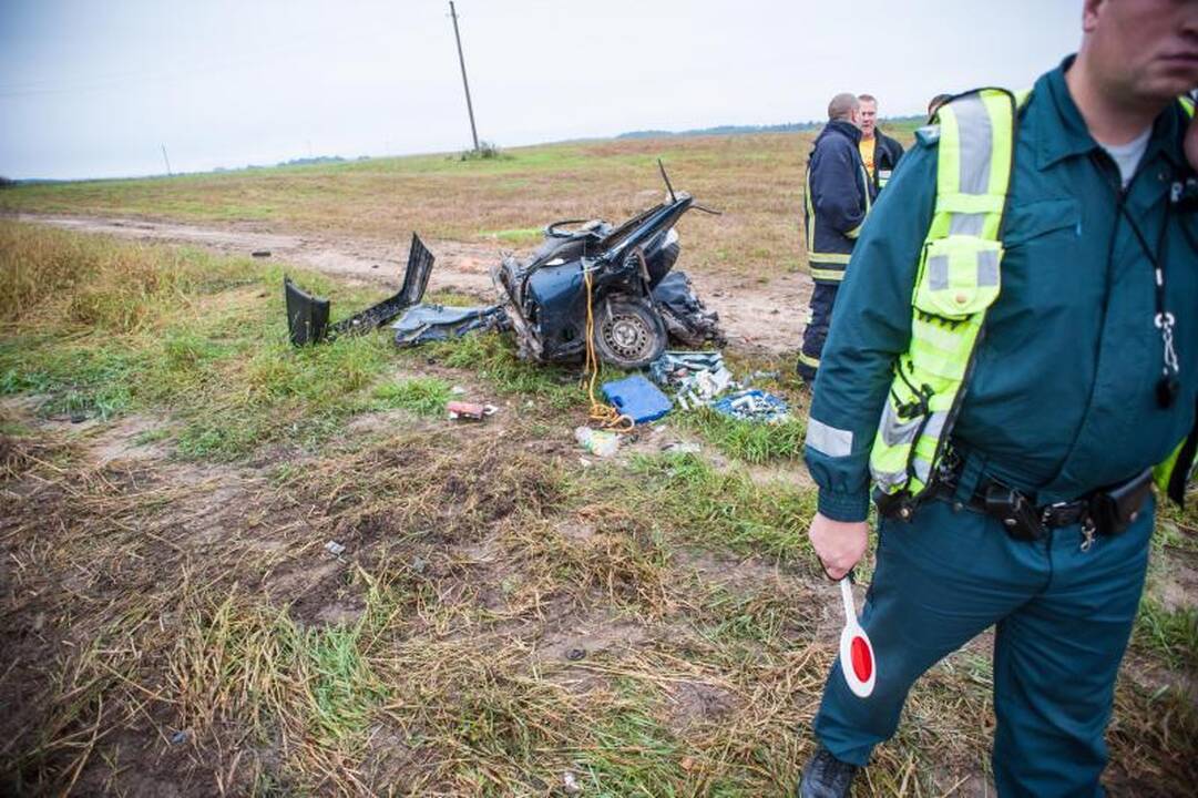 Iš sumaitotos mašinos ištrauktos 23 metų merginos būklė sunki