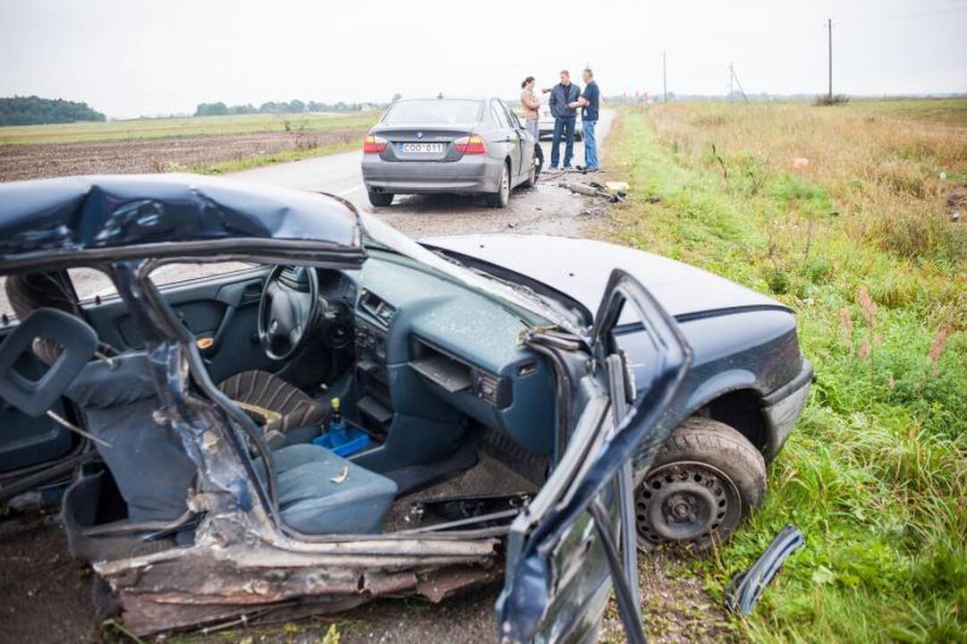 Iš sumaitotos mašinos ištrauktos 23 metų merginos būklė sunki