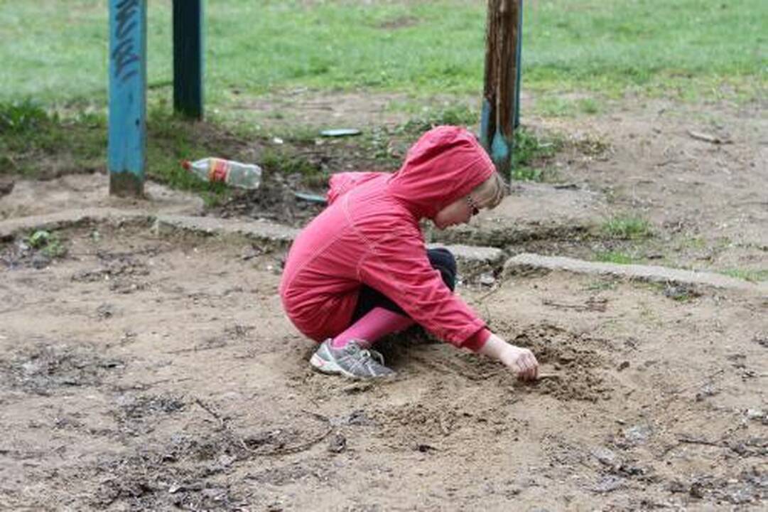 Vaikams aikštelių teks palaukti