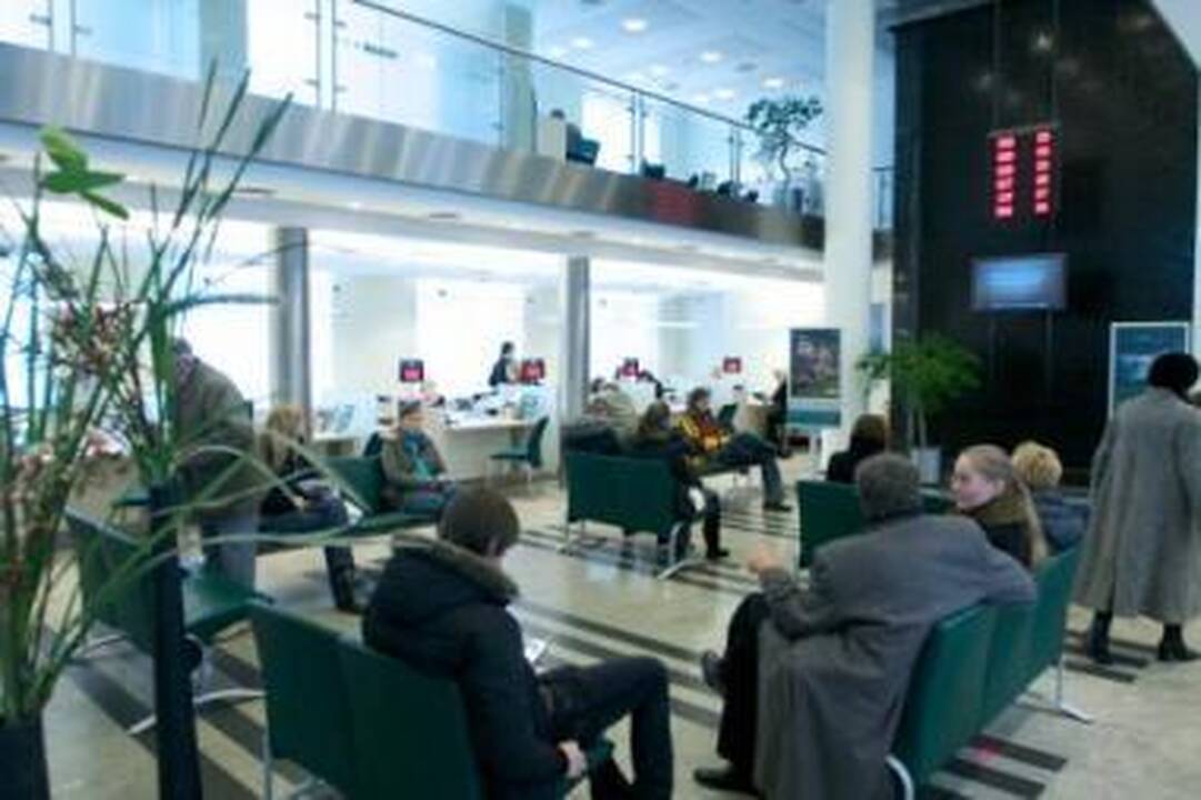 Aukštyn: už finansines paslaugas bankų poskyriuose kasmet tenka pakloti vis didesnes sumas.