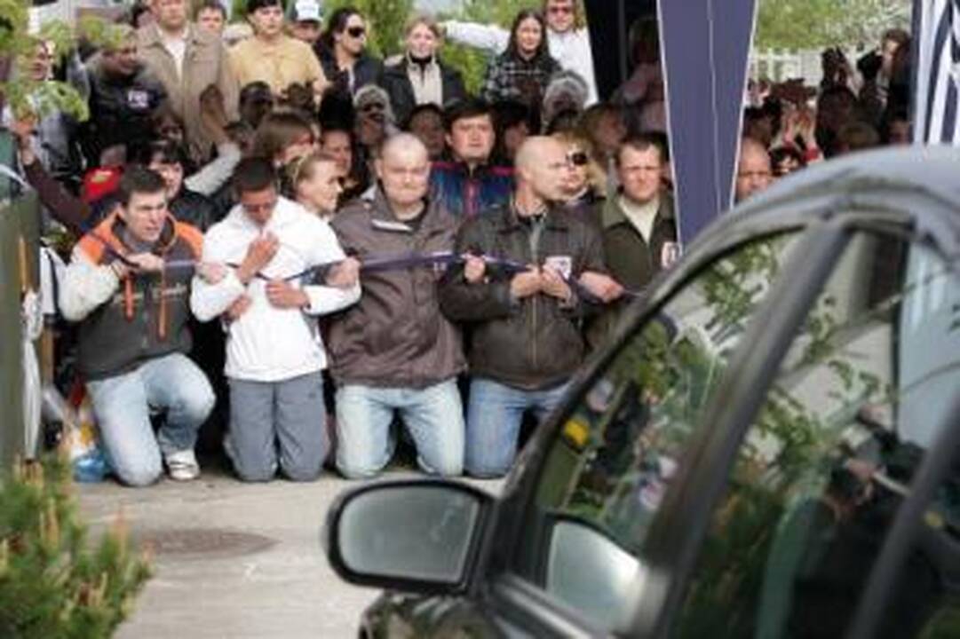 Užtvara: keli šimtai žmonių maldomis, giesmėmis ir šūksniais išreiškė savo palaikymą D.Kedžio artimiesiems ir užtvėrė  išvažą iš namų.