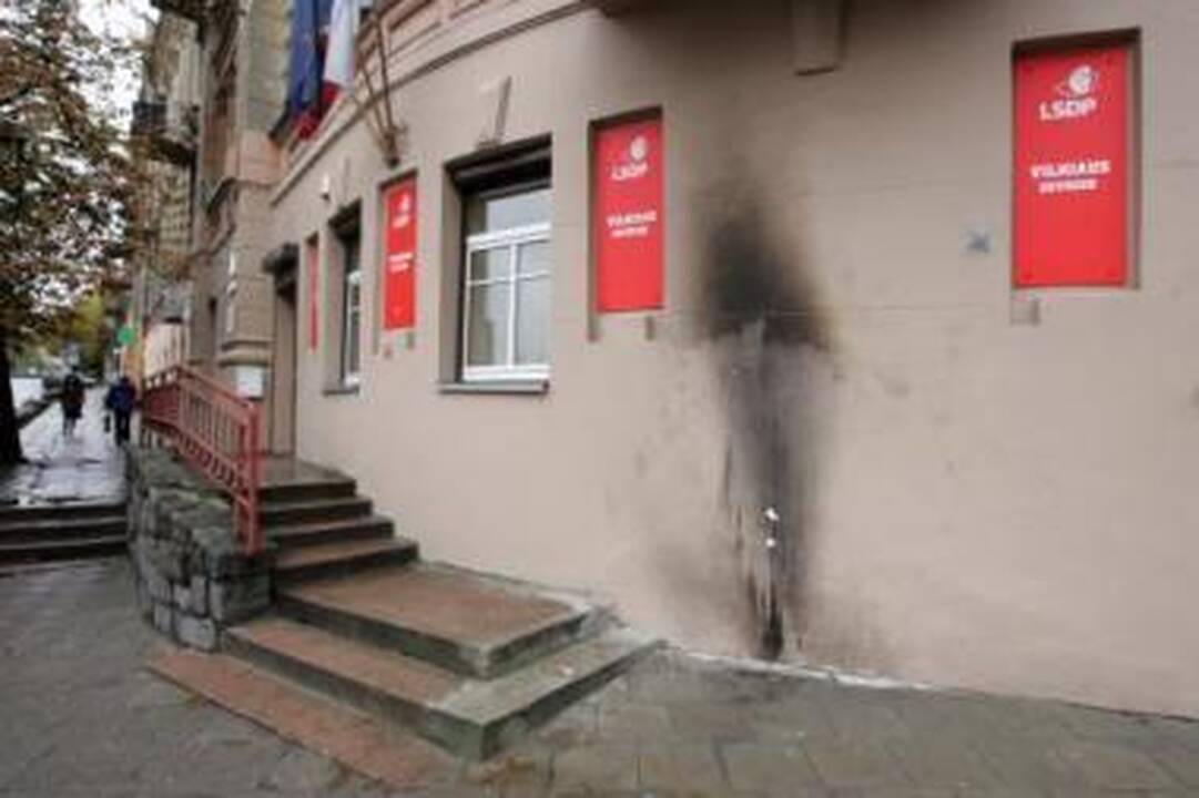 Įspėjimas: po išpuolio partijos būstinės siena tik aprūko.