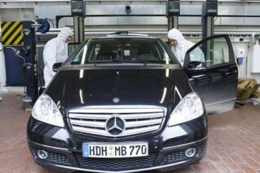 Tyrimas: pareigūnai atlieka bankininko žmonos Marios B. juodo automobilio "Mercedes" ir mobiliojo telefono, kurie buvo rasti skirtingose vietose, ekspertizę.