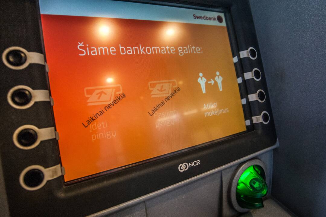 Kauno centre prie bankomatų rikiavosi eilės